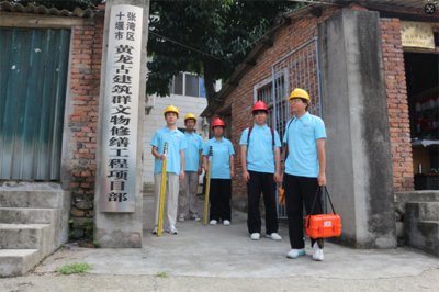 [湖北高校思政網(wǎng)] 守護(hù)古建,共筑未來(lái)--“砼心筑夢(mèng)”火焰藍(lán)志愿服務(wù)隊(duì)深入黃龍古鎮(zhèn)開(kāi)展暑期“三下鄉(xiāng)”社會(huì)實(shí)踐